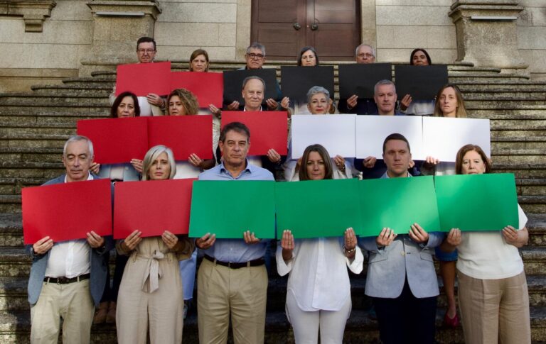 El PSdeG avanza una ofensiva por Gaza en el Pazo do Hórreo: parlamentarios forman una bandera palestina ante la Cámara