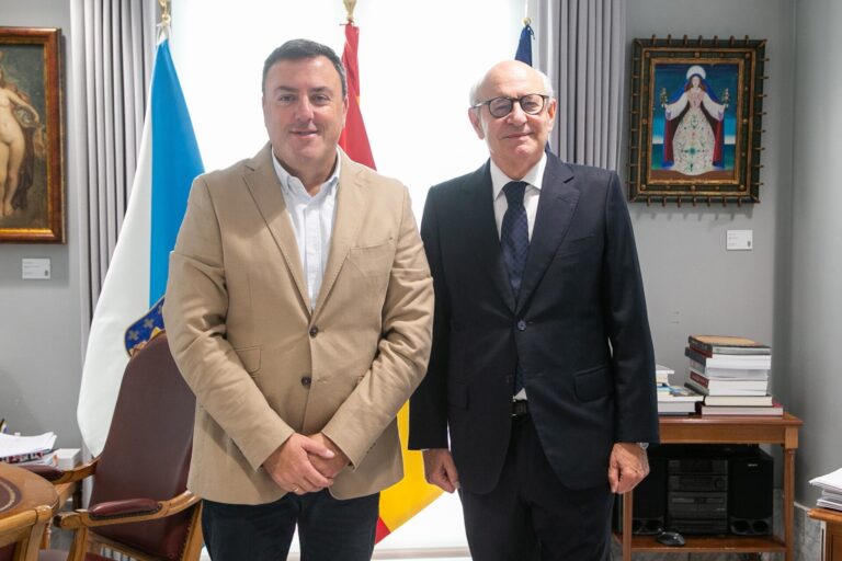 El presidente de la Diputación de A Coruña despide al fiscal jefe de Galicia, Fernando Suanzes, tras 10 años en el cargo