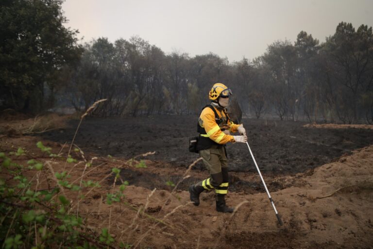 Rural.- Desactivada la situación 2 en el incendio forestal de O Bolo (Ourense)