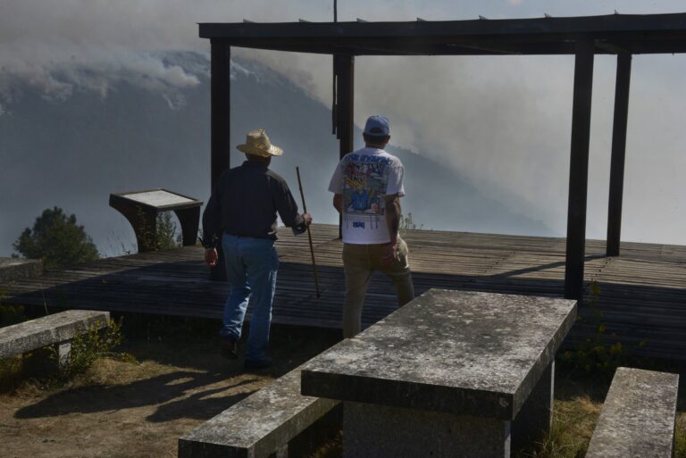Rural.- Desalojada una nueva aldea en Pantón (Lugo) por el fuego, mientras el resto de evacuados regresan a sus casas