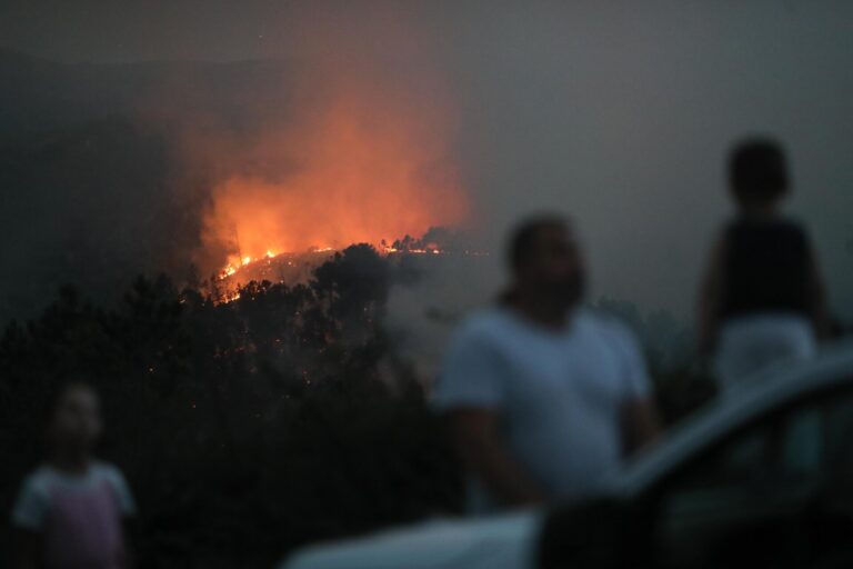 Rural.- Arden varias casas en el incendio de Pantón (Lugo): el fuego mejora, pero mantiene puntos de «mucha complejidad