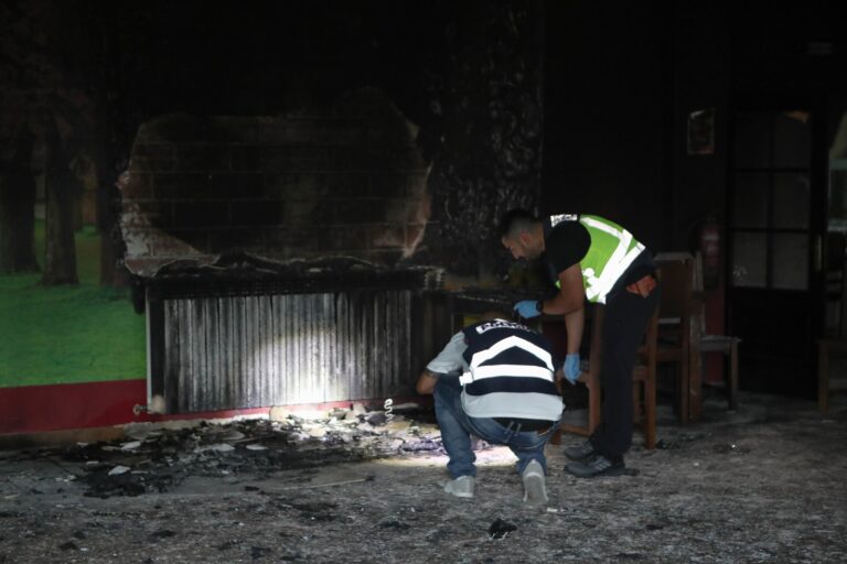 (AM2)Lanzan varios artefactos explosivos al edificio que albergará el centro para acoger menores migrantes en Monforte