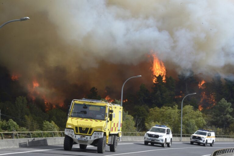 Rural.- Estabilizado el incendio de O Bolo (Ourense), mientras el de Pantón (Lugo) arrasa 2.000 hectáreas