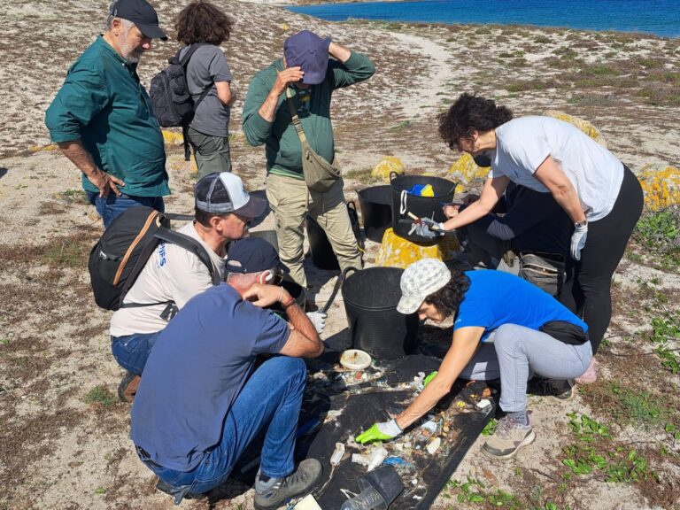 Voluntarios de Afundación retiran 430 kilos de basuras marinas y flora exótica invasora en la isla de Sálvora