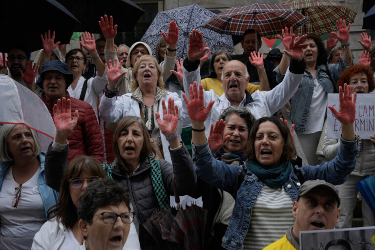 Un centenar de ciudadanos muestran en Vigo su apoyo a los sanitarios de Gaza: «Resistir es salvar vidas»