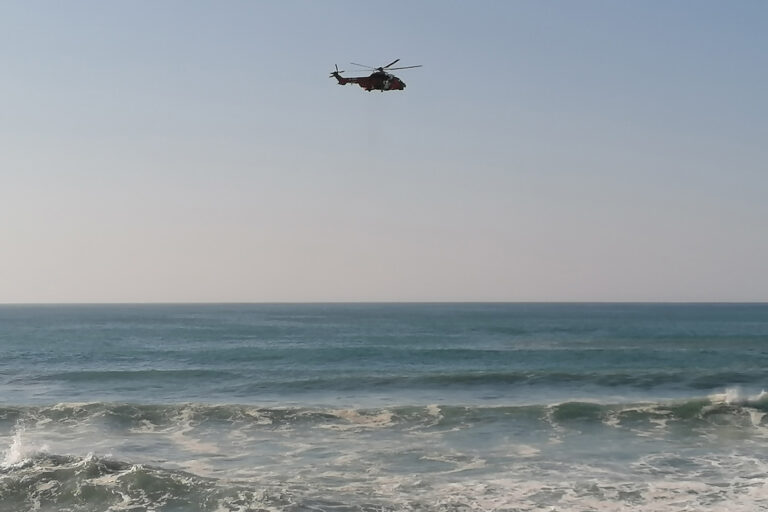 Rescatan a 11 tripulantes de un barco con una vía de agua frente a la costa de A Coruña