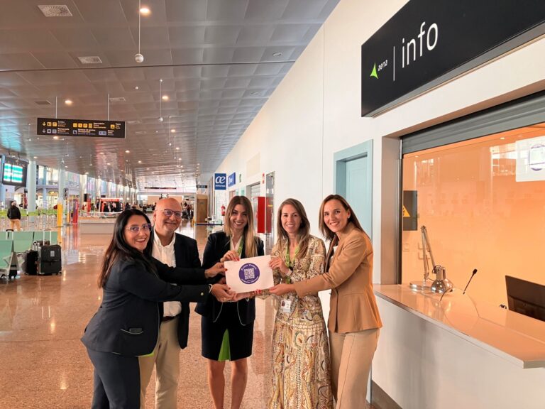 El aeropuerto de Peinador estrena ‘punto violeta’ para atender a posibles víctimas de violencia de género
