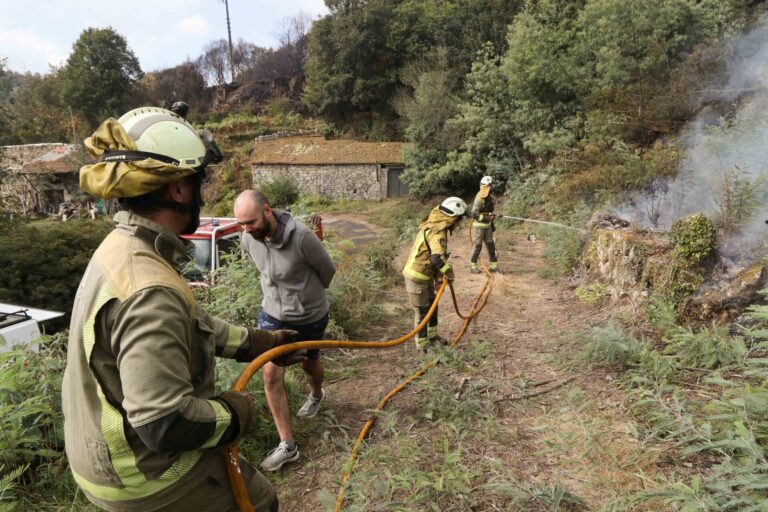 Rural.- Desactivada la alerta por proximidad a casas del incendio de Pantón (Lugo), que quema más de 2.000 hectáreas