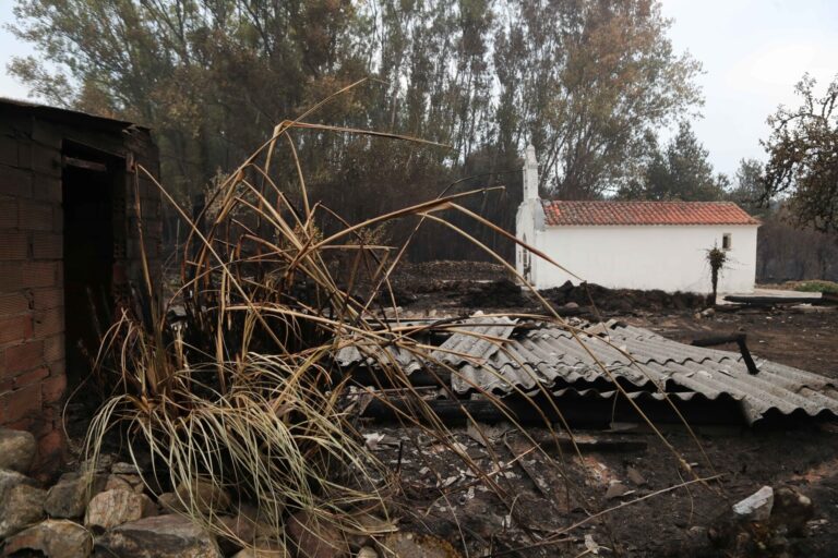 Estabilizado el incendio que afecta a unas 2.000 hectáreas en Pantón (Lugo) y permanece controlado el de Lobios
