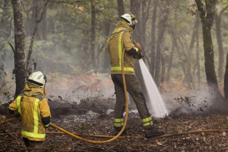 Permanece estabilizado el incendio que calcina 2.000 hectáreas en Pantón (Lugo) y sigue controlado el de Lobios