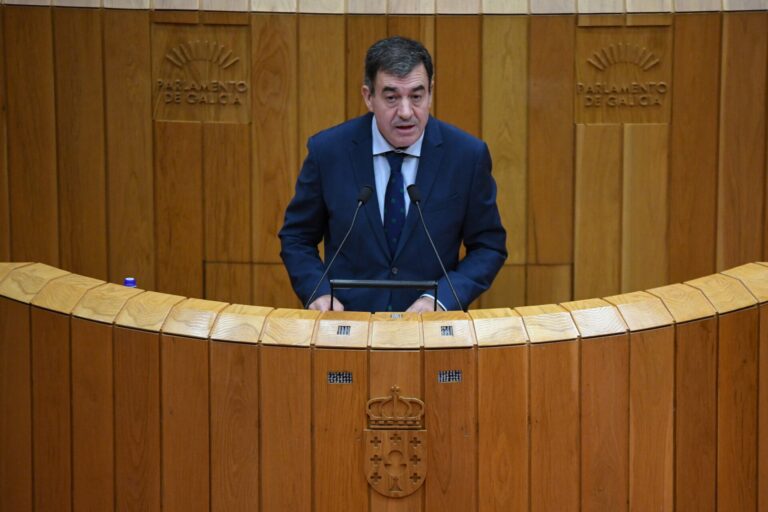 La Xunta creará por ley la oficina de protección al profesorado y apuesta por cambios en oposiciones con nuevos temarios