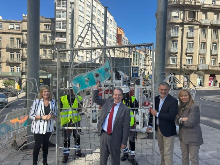 Vigo inicia el montaje de sus grandes elementos luminosos de la Navidad