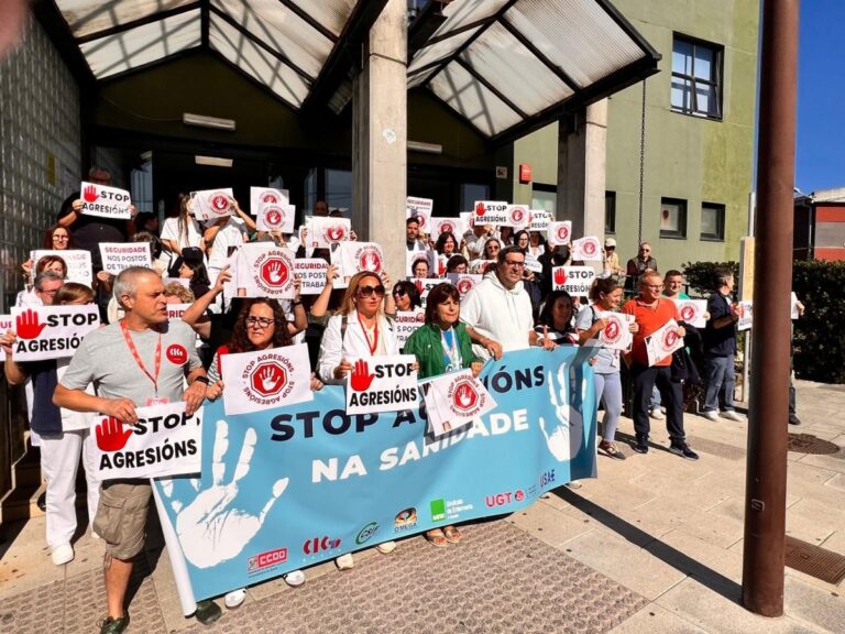 Personal sanitario se concentra ante el centro de salud de Carballo tras una agresión y para demandar medidas