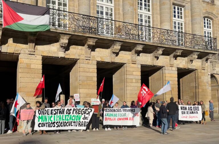 Unanimidad en el pleno de Santiago para apoyar a los trabajadores de Ryanair, que se concentraron frente al Ayuntamiento