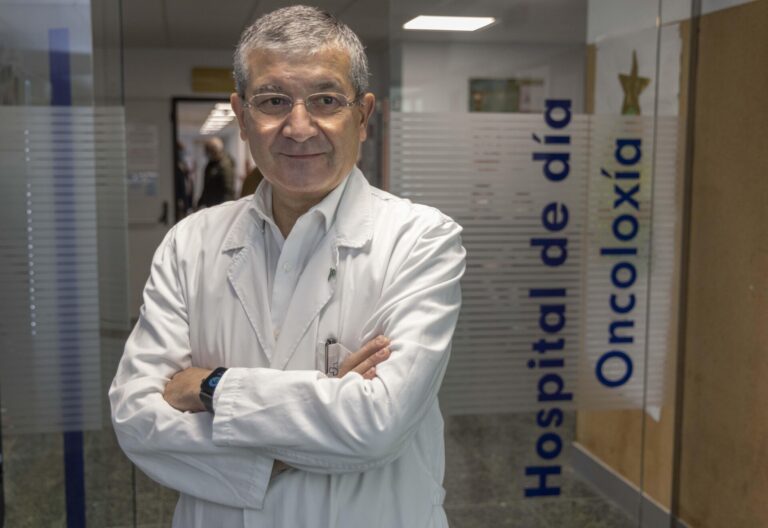 El doctor Rafael López López, jefe de Oncología del CHUS, reconocido con el Premio Ourensanía 2025