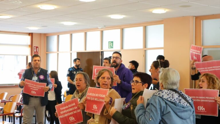 Desalojan a trabajadoras del SAF del Pleno de Vigo y el gobierno acusa a BNG de instigar protestas que generan violencia