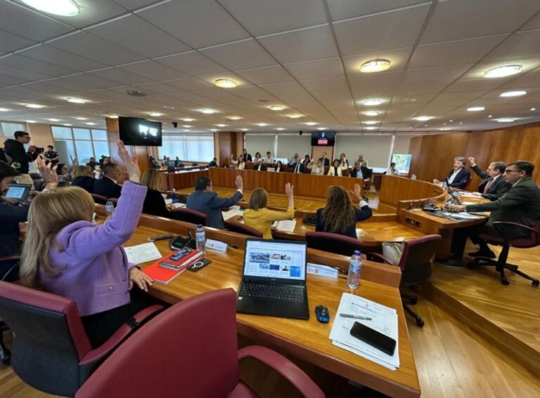 El Pleno de Vigo da luz verde a la subida del 4 % de los impuestos municipales para 2026