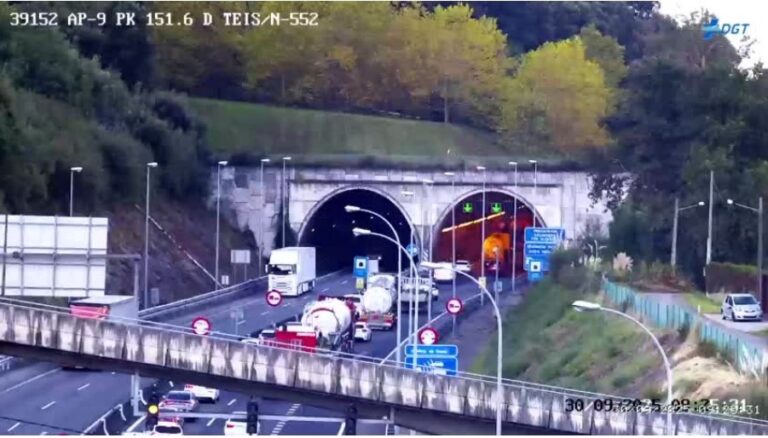 Herido un motorista en un accidente que provoca retenciones de varios kilómetros en la AP-9 en Vigo
