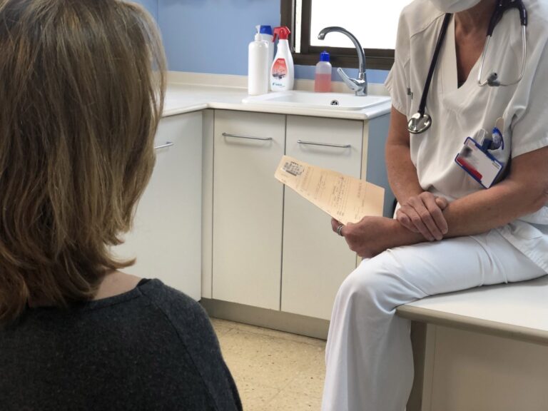 Sindicatos médicos instan a la Xunta a extender los acuerdos de mejora profesional a los residentes