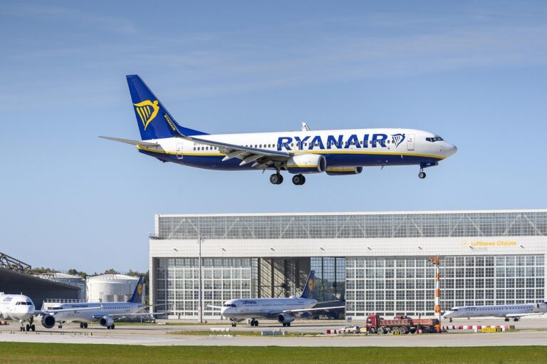 El Parlamento gallego urge, con votos de PP y BNG, negociar con Ryanair para «evitar el aislamiento aéreo»