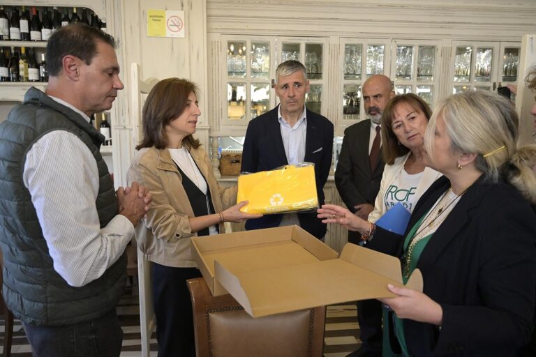 Xunta y sector hostelero reparten envases y bolsas para separar residuos y reducir el desperdicio alimentario