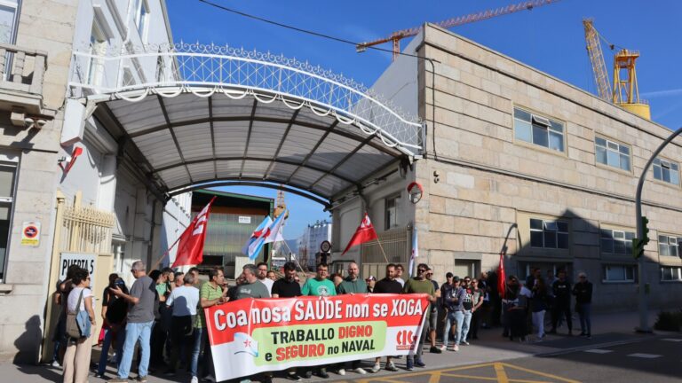 Decenas de personas se concentran en Vigo por la siniestralidad y el aumento de los ritmos de trabajo en el naval