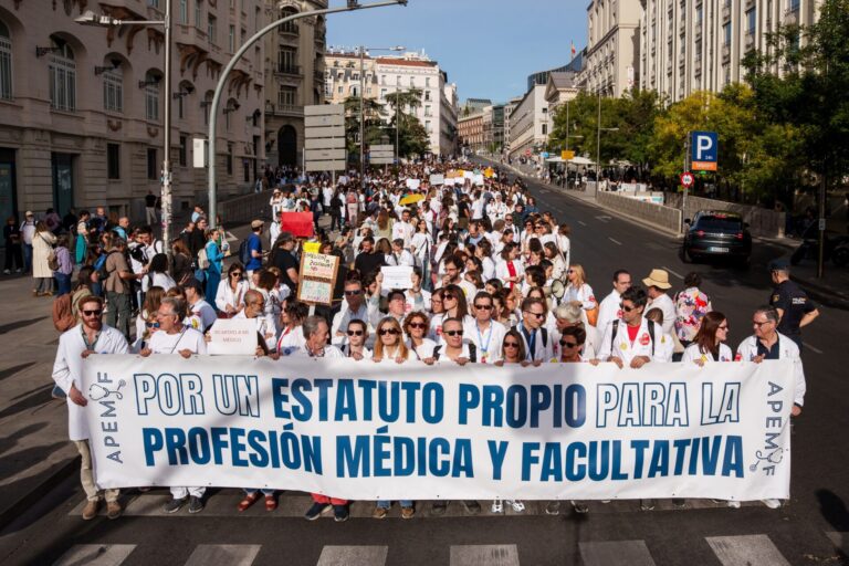Sanidad respeta la huelga de los médicos, entiende su «malestar», pero rechaza un Estatuto Marco solo para el colectivo