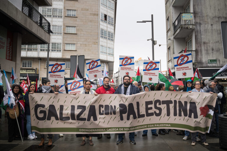 Más de un centenar de personas protestan en A Toxa por la asistencia del ex primer ministro israelí Ehud Olmert al Foro