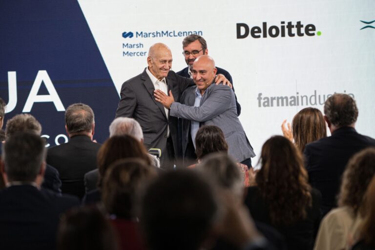 Dos estados y cambio de líderes: apuestas del ex primer ministro israelí Ehud Olmert y un activista palestino en A Toxa