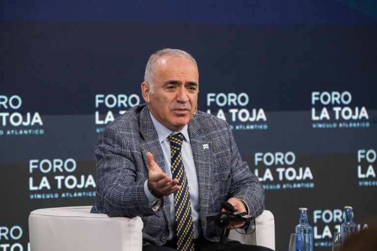 Garry Kasparov carga contra Putin en A Toxa y advierte a Europa de que su futuro «se juega en Ucrania»