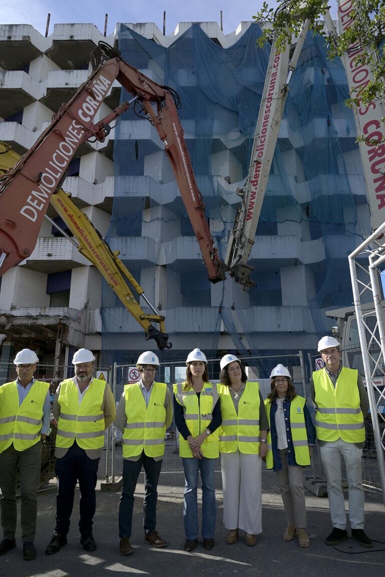 La demolición del Hotel de Pacientes del Hospital de A Coruña estará concluida este año, con ejecución ya del 60%