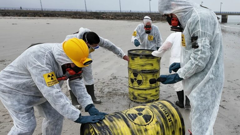 Ecologistas simulan la aparición de bidones radiactivos en Vigo para alertar del riesgo en la costa