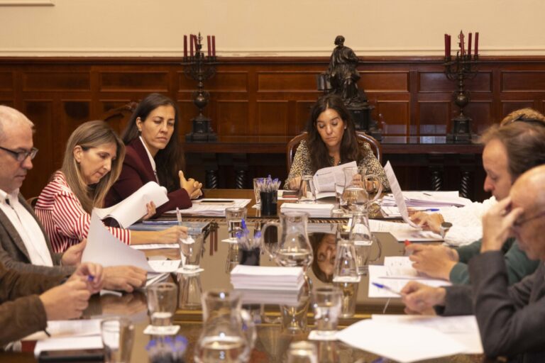 El Ayuntamiento de A Coruña concede a Repsol licencia para derribar los tanques de crudo de la terminal de San Diego