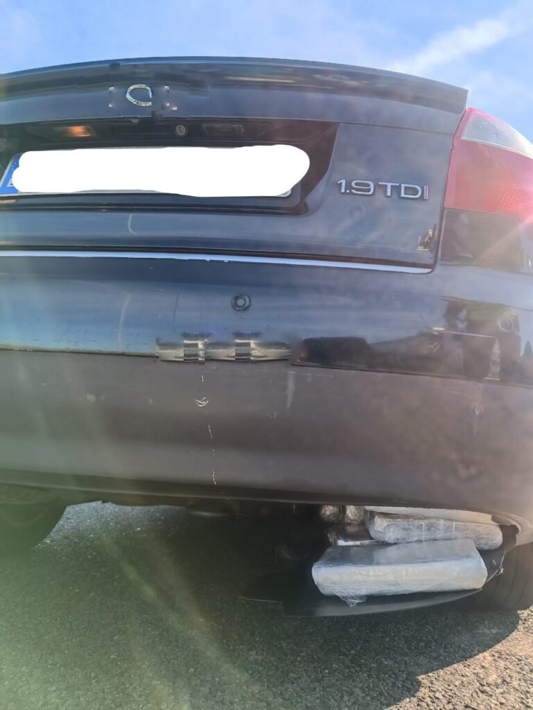 Detenido un hombre en Ribadeo (Lugo) que transportaba 10 kilos de cocaína y hachís ocultos en su vehículo