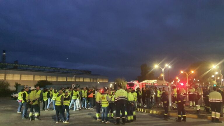 Trabajadores de Serveo, auxiliar de Alcoa, protestan en San Cibrao antes de una reunión el jueves sobre el convenio