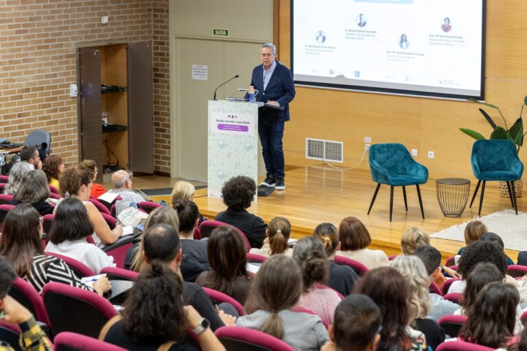 Sanidade avanza que elaborará junto a las tres universidades gallegas un protocolo de acompañamiento psicológico
