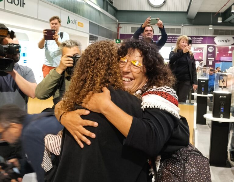 La activista Sandra Garrido llega a Santiago: «Nos trataron fatal y los gobiernos siguen permitiendo que esto pase»