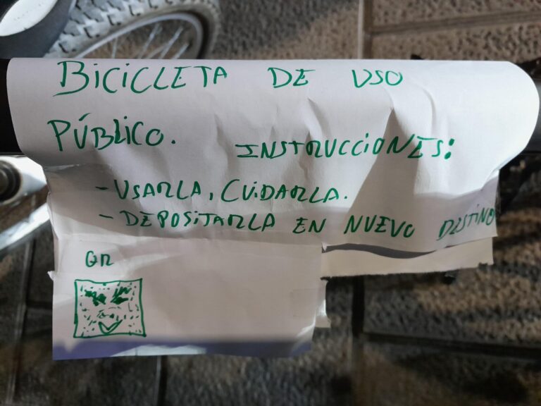 Denunciado en Lugo por ir en sentido contrario en una bicicleta que llevaba un cartel a mano que ponía «de uso público»