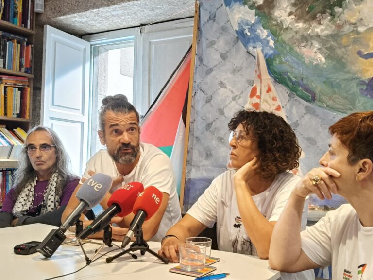 Los dos activistas gallegos en la flotilla a Gaza insisten en que no se «baje la guardia» ante el acuerdo de paz
