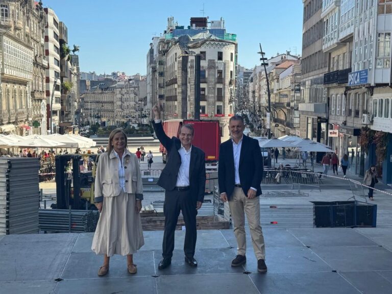 Vigo inicia el montaje del árbol de Navidad «más importante del planeta»: 45 metros de altura y 100.000 luces led