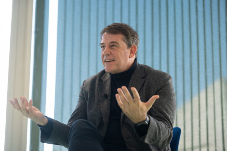 Besteiro asegura que el Gobierno «vuelve a situar a Galicia en la vanguardia» con la primera fábrica pública de IA