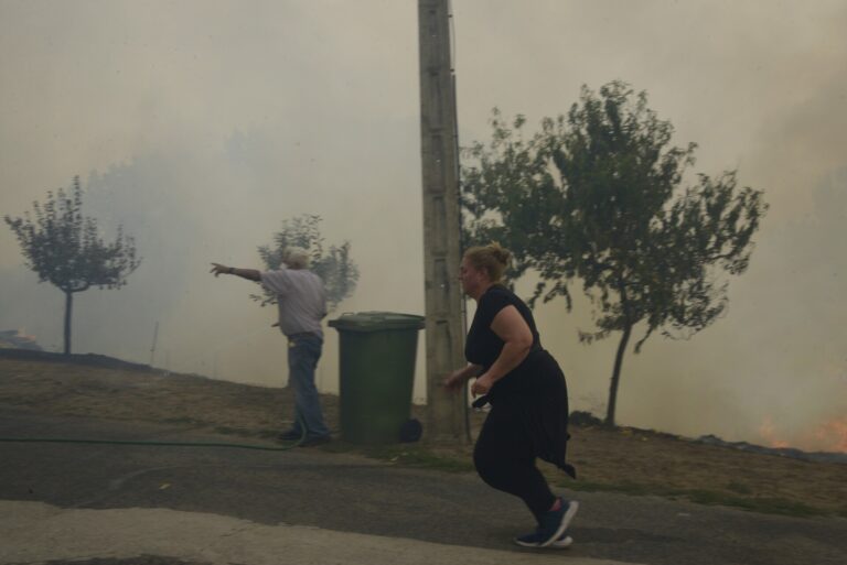 La Xunta defiende su gestión en los incendios y la oposición exige «soluciones inmediatas»