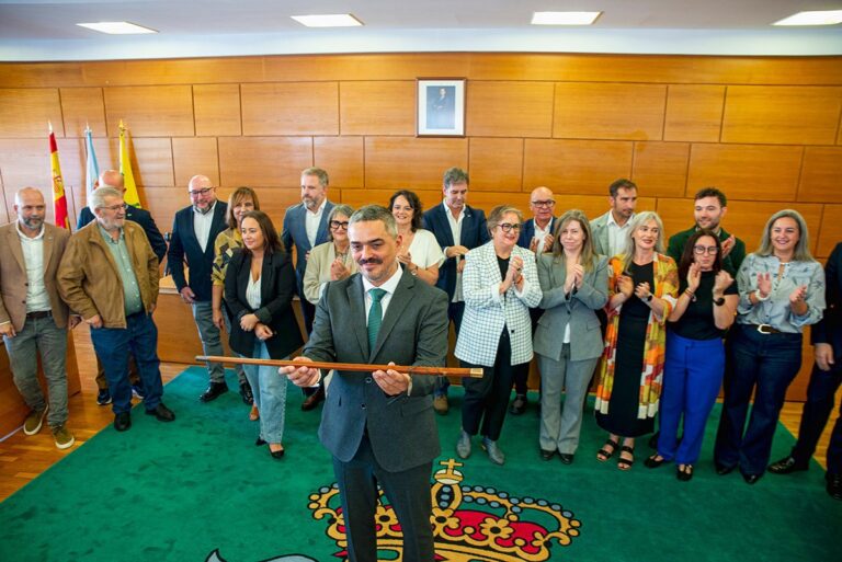 Daniel Pérez (BNG), investido alcalde de Carballo con el compromiso de «recoger el legado que deja Evencio Ferrero»