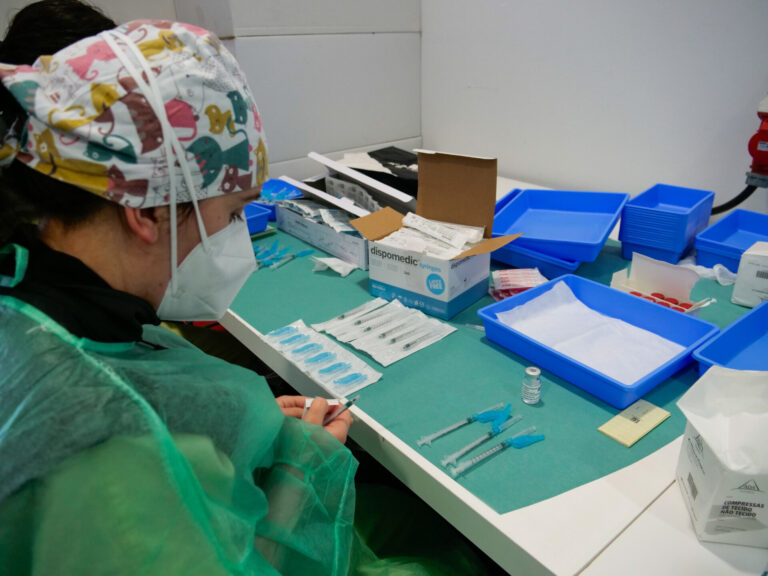 Este lunes comienza en Galicia la vacunación infantil frente a la gripe con un programa piloto en colegios