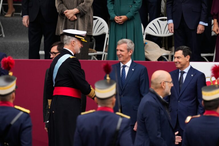 Rueda asiste a los actos de la Fiesta Nacional y reivindica el papel de Galicia en una España «plural y cohesionada»