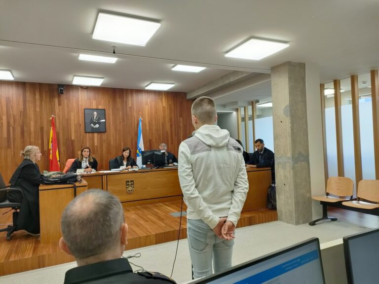 Acepta 3 años y 9 meses de cárcel el joven que apuñaló a otro durante el Carnaval de Verano de Redondela en 2024