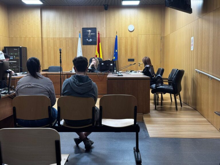 Piden dos años de cárcel para una madre y un hijo juzgados en Ourense por lesiones a la hija menor de la mujer