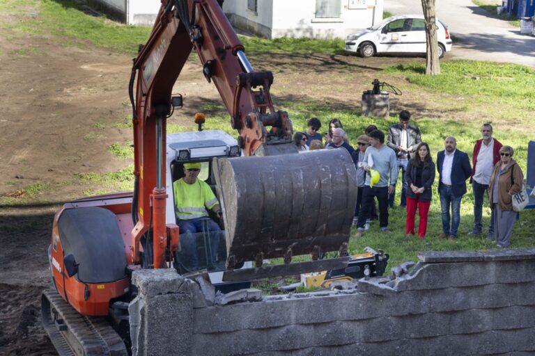 El Ayuntamiento de A Coruña inicia los trabajos de demolición de los muros del parque del Observatorio