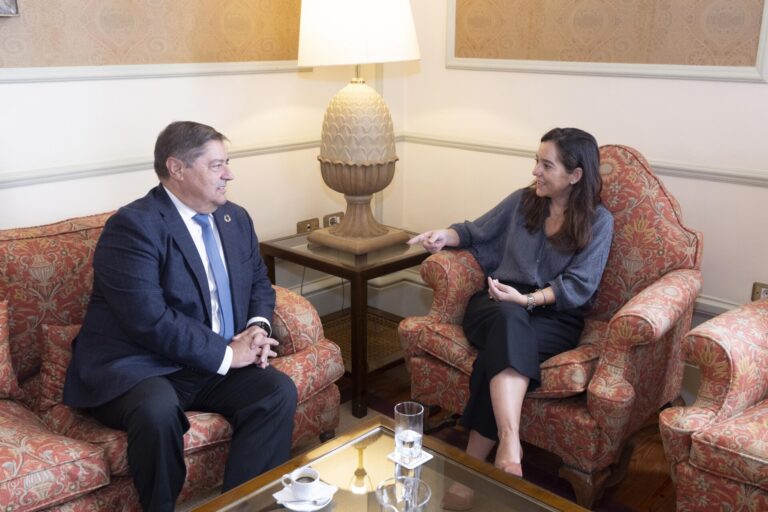 La alcaldesa de A Coruña y el subdelegado del Gobierno abordan las inversiones y proyectos estatales