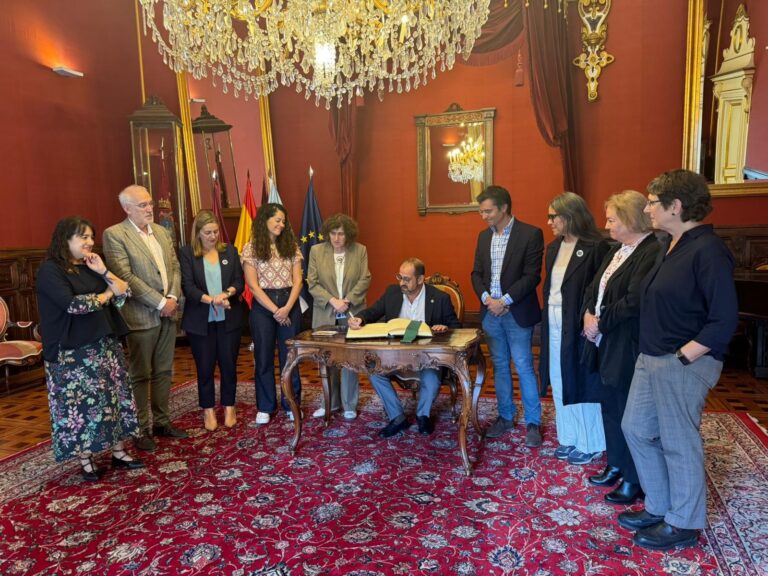 La RAG aborda con la alcaldesa de Santiago el mapa sociolingüístico escolar de la ciudad